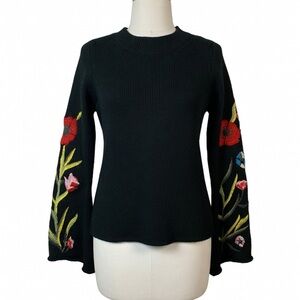 Romeo & Juliet Couture Sweater Embroidered Floral Medium Belle Sleevesr